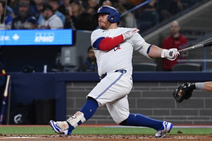 Alejandro Kirk batting