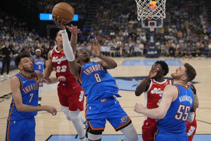 Jalen Williams, de los Thunder, anota frente a los Grizzlies