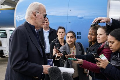Biden atiende a un grupo de periodistas