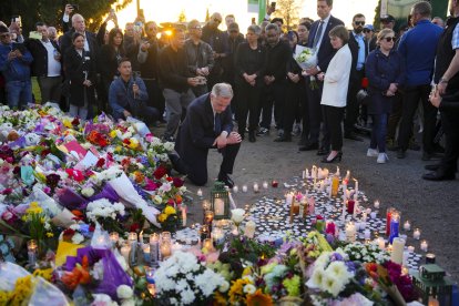 Mark Carney arrodillado ante el lugar donde se produjo el atentado mortal en Vancouver.