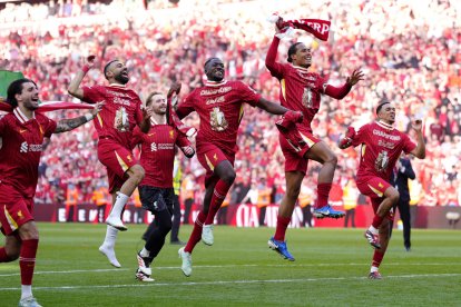 Los jugadores del Liverpool, celebrando el título
