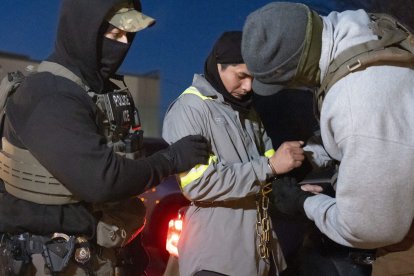 Agentes del ICE detienen a un inmigrante ilegal.