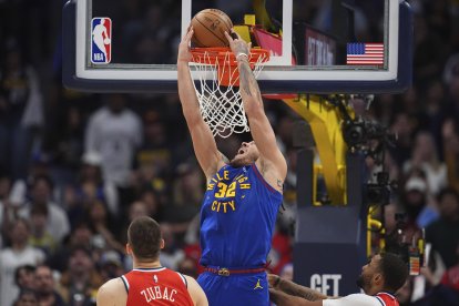 Aaron Gordon anota ante los Clippers