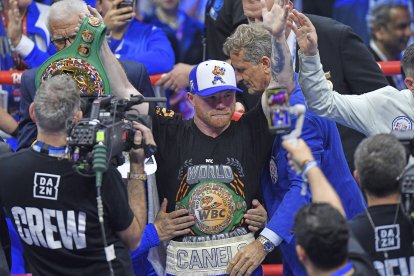 Canelo Álvarez celebrates after defeating William Scull.