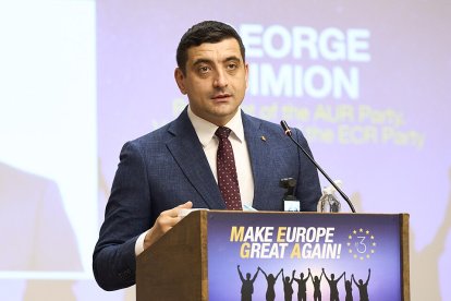 Simion dando un discurso en Grecia