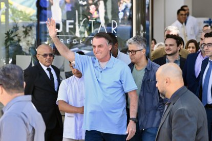 El expresidente de Brasil Jair Bolsonaro saluda a sus seguidores a la salida de la clínica DF Star en Brasilia