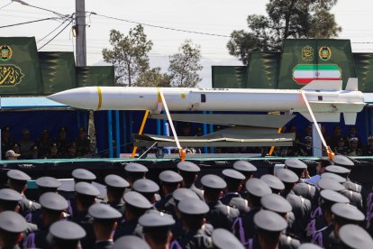 Militares iraníes exhiben un misil en Irán