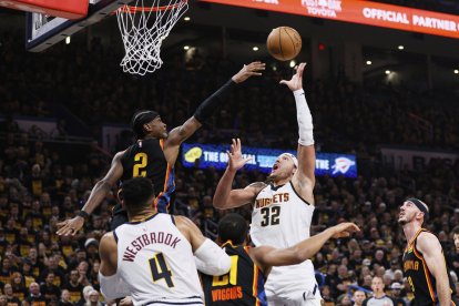Denver Nuggets forward Aaron Gordon (32) shoots a floater.