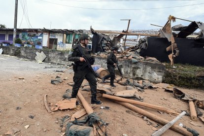 Agentes de policía trabajan tras el ataque con explosivos a una comisaría