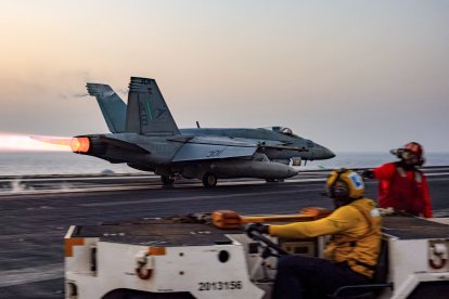 Un caza F/A-18 Super Hornet en el USS Harry S. Truman