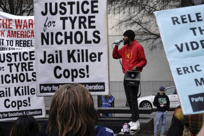 Un manifestante pide justicia por Tyre Nichols