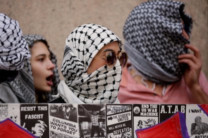 Manifestantes propalestinos marchan hasta la Universidad de Columbia vestidos con keffiyehs (Archivo)