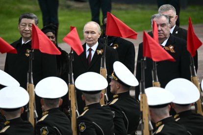 Xi Jinping junto a Putin en el desfile del Día de la Victoria