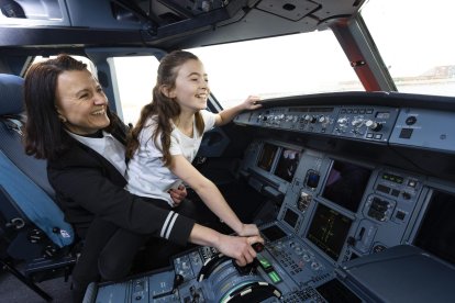 La piloto Debbie Thomas y su hija Harriet Thomas durante una campaña del Día de la Madre
