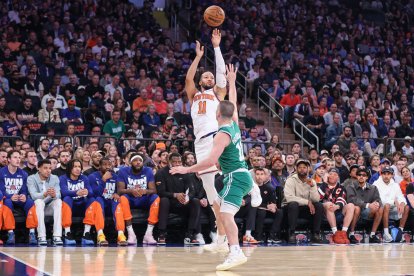 Jalen Brunson shoots a 3-pointer against Boston Celtics point guard Payton Pritchard
