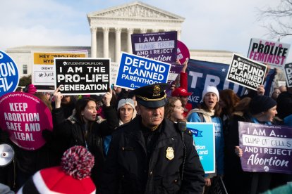 Manifestantes provida piden desfinanciar a Planned Parenthood frente al Supremo