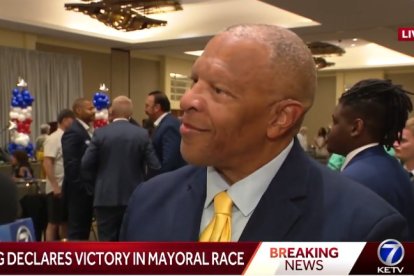 John Ewing Jr. tras ganar las elecciones.