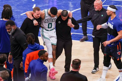 Jayson Tatum se lesiona en un partido contra los Knicks