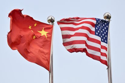 Flags of China and the United States/ Pedro Pardo.