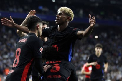 Lamine Yamal and other FC Barcelona players celebrate the title