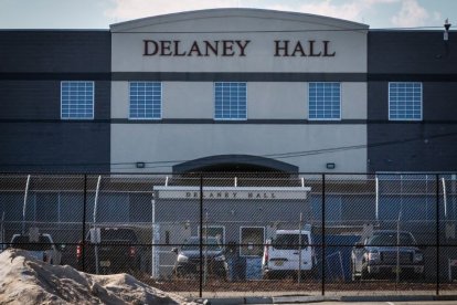Vista exterior de Delaney Hall en Newark, Nueva Jersey