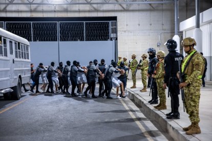 Alleged members of the Tren de Aragua in a Salvadoran prison