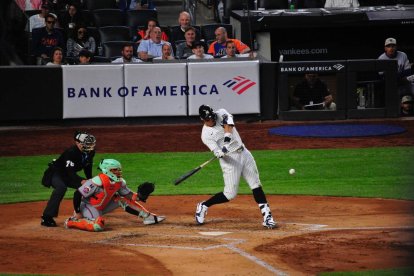 Aaron Judge da un batazo en el campo