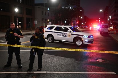 FBI agents cordoned off the scene in front of the Jewish Museum in the Capital.