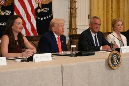 Brooke Rollins (i), secretaria de Agricultura, se encargó de hacer el anuncio
