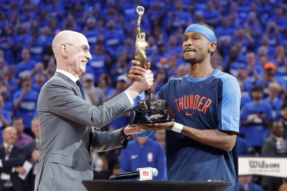 Gilgeous-Alexander recibe el premio MVP de Adam Silver