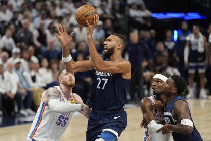 Rudy Gobert scores against the Thunder in the Western Conference Finals
