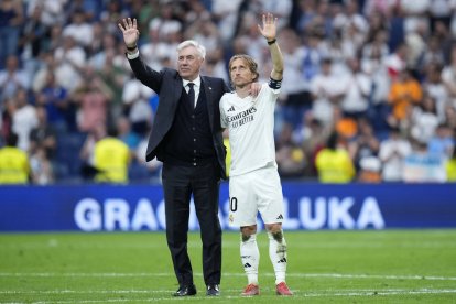 Ancelotti and Modric, at the tribute paid to him by Real Madrid