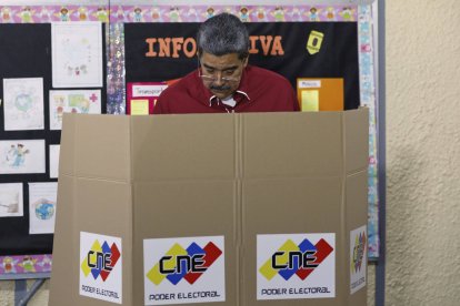 Nicolás Maduro at the electoral table