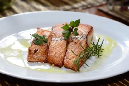 Salmon is a food rich in vitamin D.