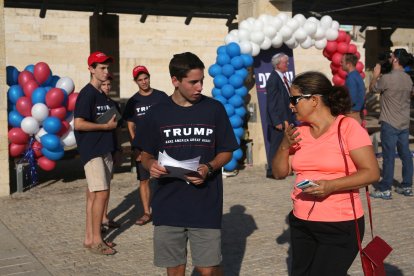 Un joven con una camiseta de campaña de Donald Trump