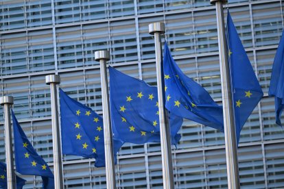 Banderas europeas frente a la sede de la UE en Bruselas.