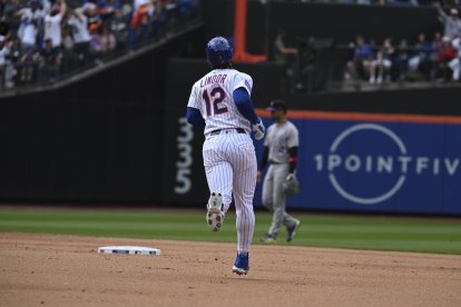 Franciso Lindor anota una carrera