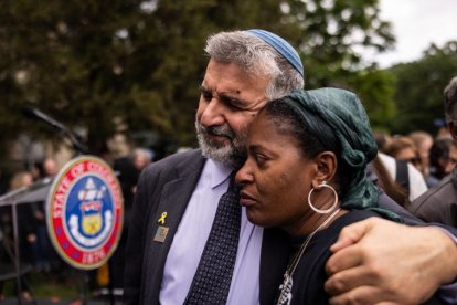 Un rabino consolando a gente en el lugar del ataque contra judíos en Boulder