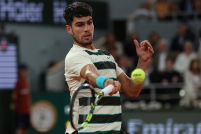 Carlos Alcaraz, frente a Lorenzo Musetti en Roland Garros 2025