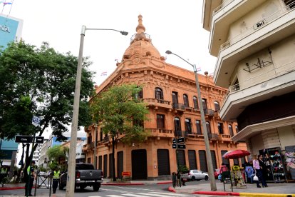Vista del edificio del Ministerio de Hacienda tomada en Asunción en la icónica calle Palma