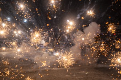 Agents attacked with fireworks by vandals in L.A.