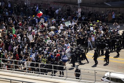 Choque entre vándalos anti Ice y las fuerzas del orden en LA