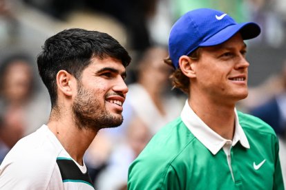 Carlos Alcaraz y Jannik Sinner, en la final de Roland Garros 2025