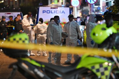 Expertos forenses custodian la escena del crimen tras el atentado al senador colombiano Miguel Uribe