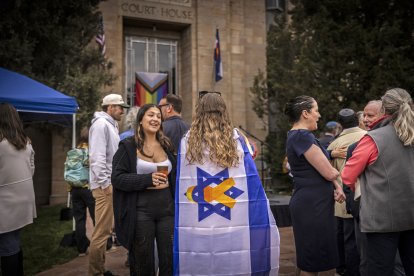 Manifestantes pro-Israel en el lugar del ataque antisemita en Boulder, Colorado.