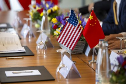Banderas de China y EEUU antes de la reunión en Ginebra.