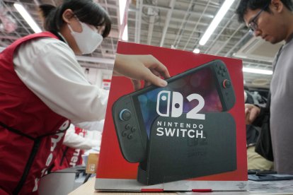 Un cliente adquiere una Nintendo Switch 2 en una tienda de Japón