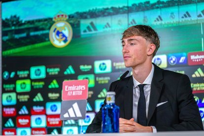 Dean Huijsen in his introduction with Real Madrid.