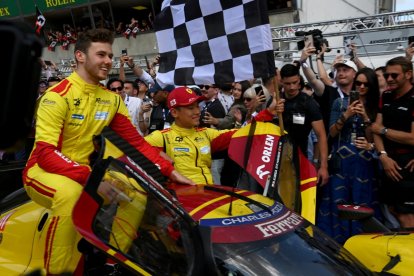 Philip Hanson y Yifei Ye celebran la victoria de Robert Kubica en las 24 Horas de Le Mans 2025