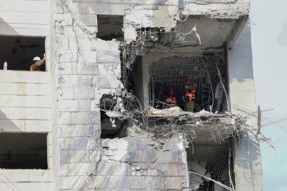 Cuerpos de seguridad verifican los daños causados en Israel por los misiles iraníes